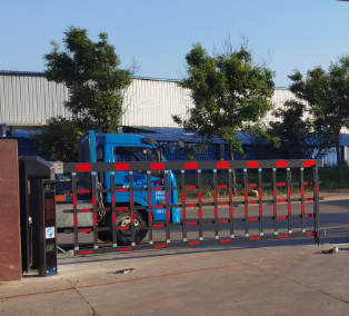 英龍智能空降道閘 雙重守護(hù)通行無(wú)憂 