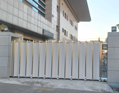 英龍智能雄鷹封板款電動(dòng)伸縮門進(jìn)駐河南鄧州東站